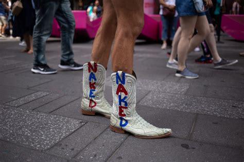 The Naked Cowboy exposed: A day in the life of Times Square’s。